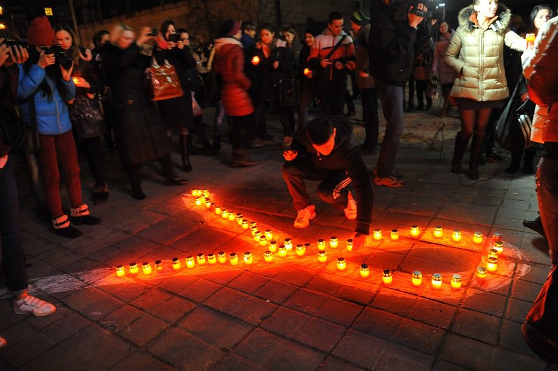 1 декабря Украина вместе с мировым сообществом традиционно присоединяется к мероприятиям, посвященных борьбе с эпидемией ВИЧ/Спида и чтит память жертв Спида.