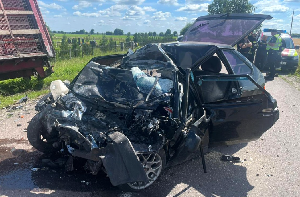 Смертельне зіткнення з вантажівкою: водій легковика загинув на місці ДТП (ФОТО)