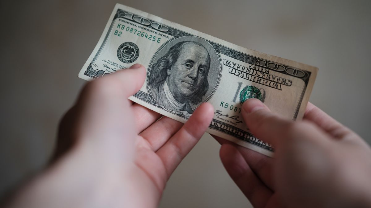 Яким буде курс долара в Україні до кінця місяця: прогноз