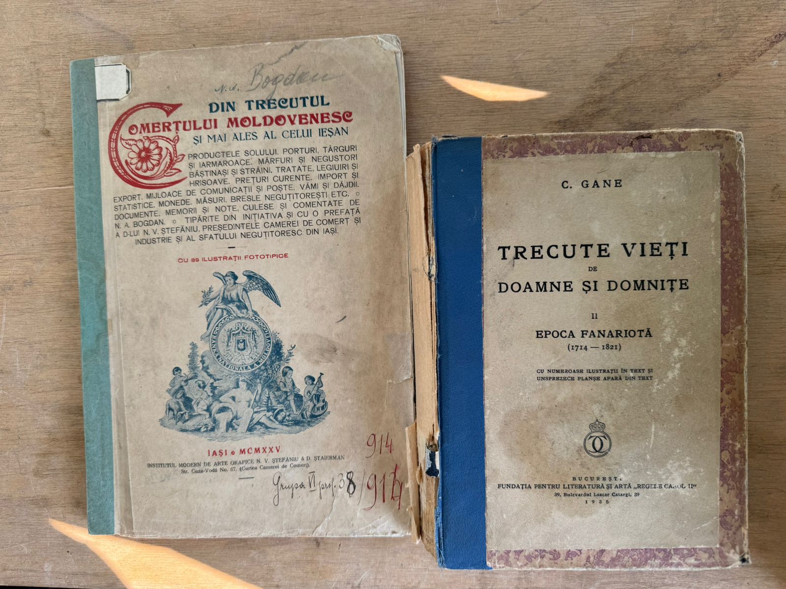 На кордоні з Румунією виявили старовинні книги у багажі українки: деталі події