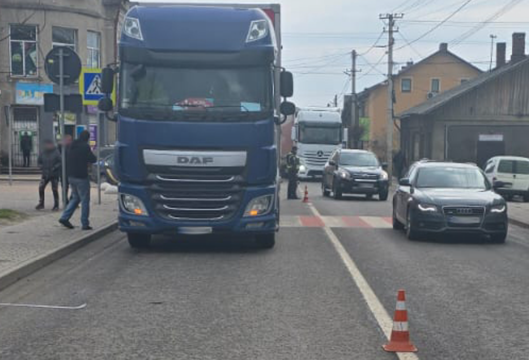 На Заході України вантажівка збила жінку: постраждала в реанімації (ФОТО)