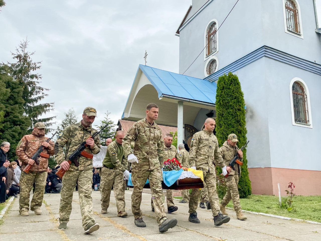 Сум, біль і сльози: у Мукачеві попрощалися з полеглим воїном 
