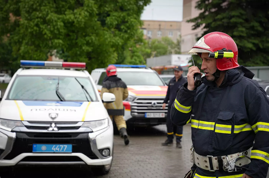 Біля супермаркету спалахнуло авто: курйозний випадок в Ужгороді підняв на ноги рятувальників і поліцію (ФОТО)