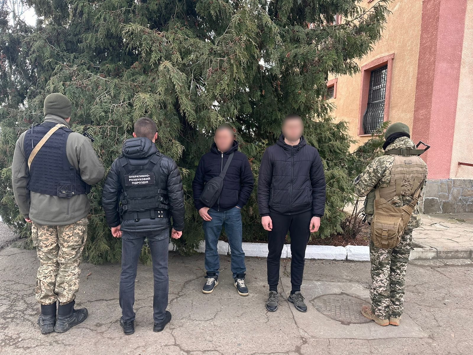 In the Chernivtsi region, border guards detained two men who were trying to illegally enter Romania.