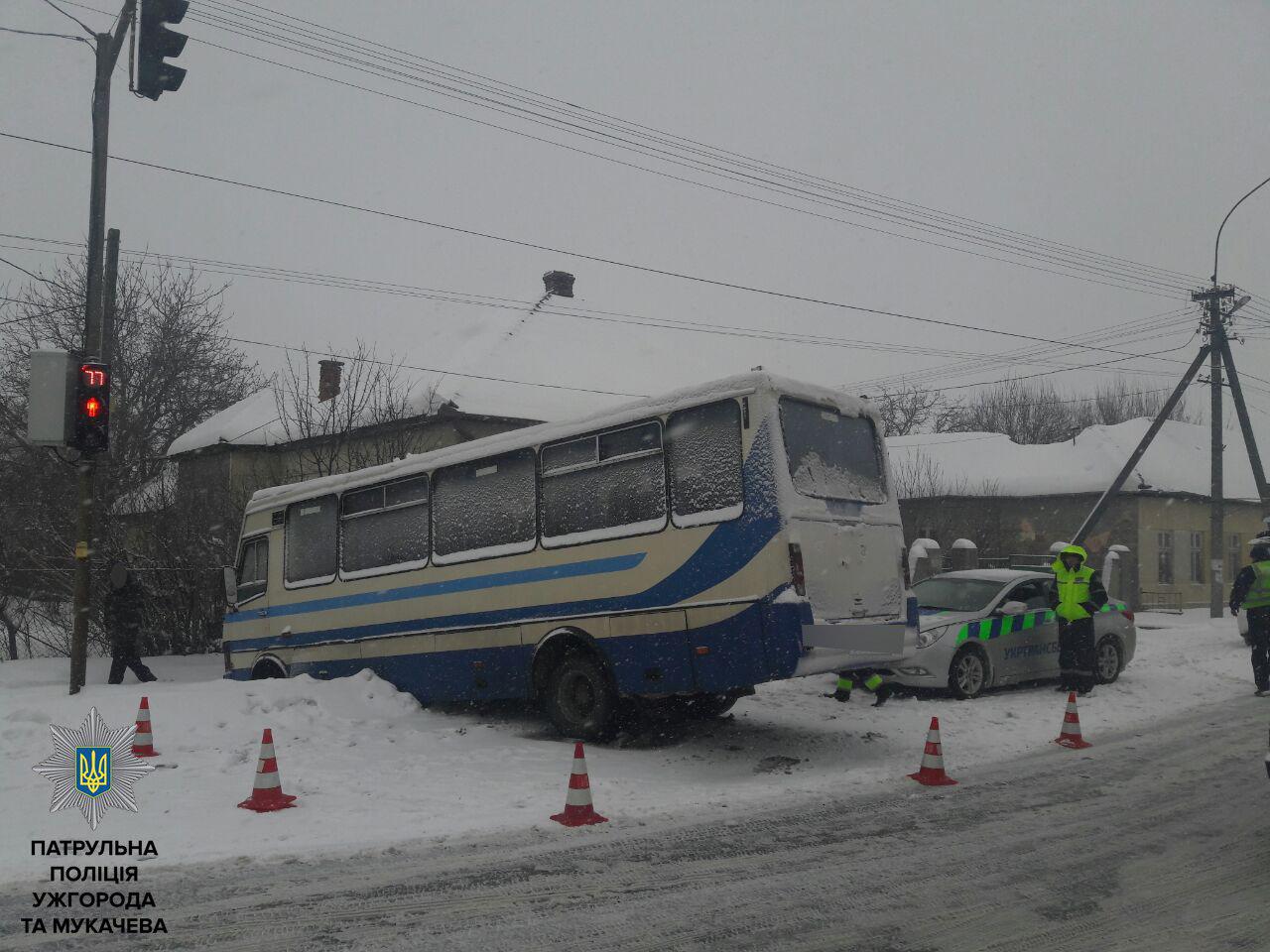 На повороте к Клячанова на Закарпатье столкнулись рейсовый автобус и легковушка.