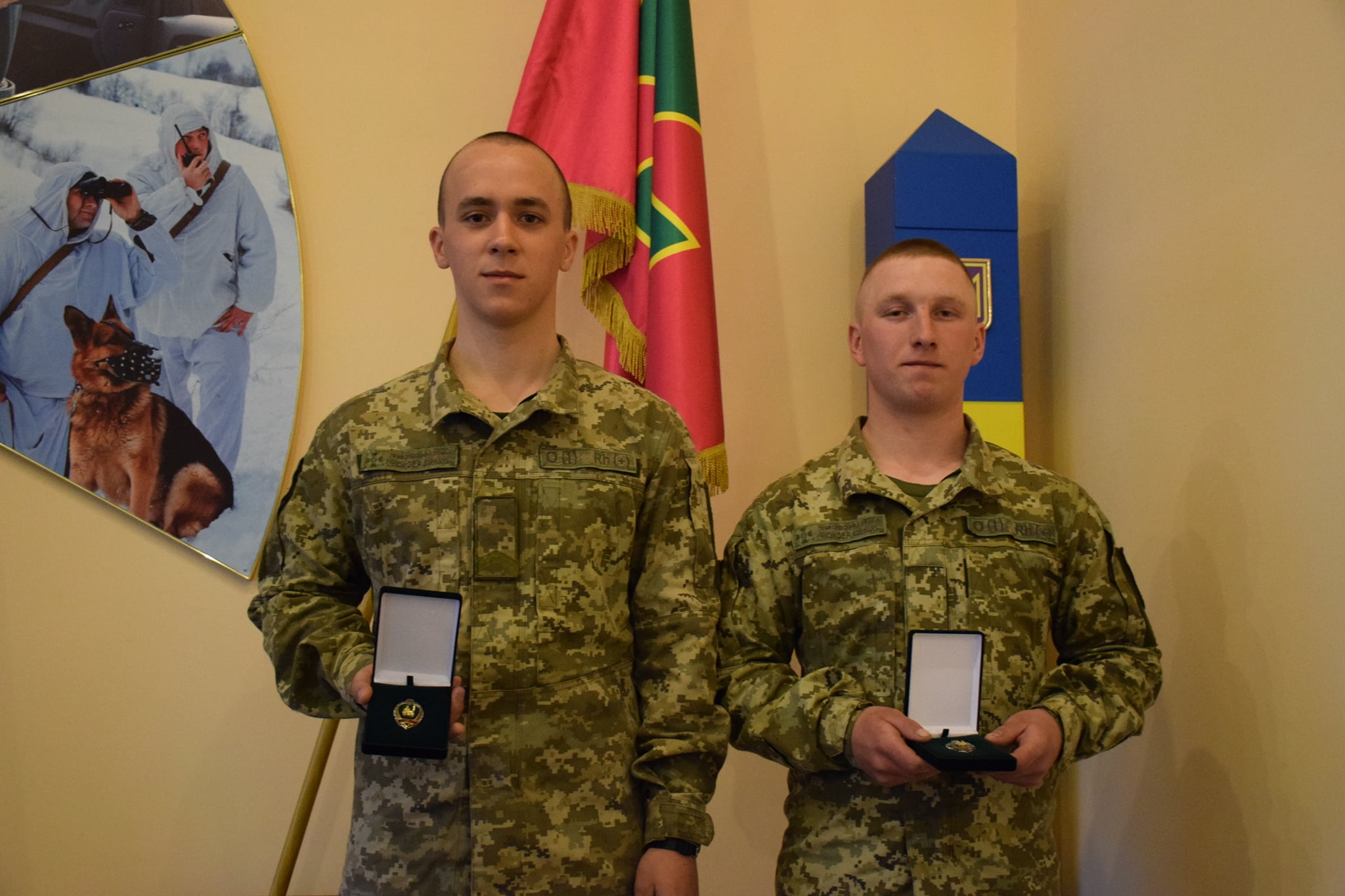 Свої перші високі відзнаки отримали військовослужбовці строкової служби Чопського загону Кирило Папко і Василь Сарканич. 