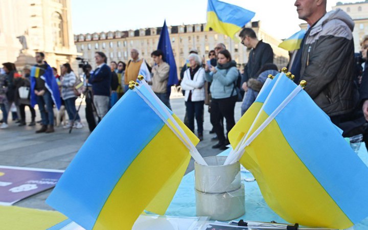 1 мая, День труда, и 9 мая, День Победы, сейчас являются наименее любимыми праздниками среди украинцев. Вместо этого Рождество и Пасха продолжают оставаться самыми любимыми.