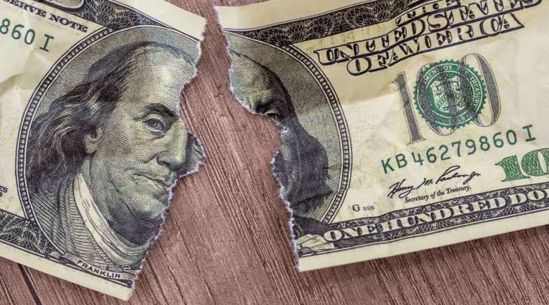 У США вважають, що таким чином усі заощадження росіян, які більшість тримає вдома у вигляді 100 доларових банкнот перетворяться на пусті папірці.
