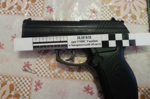 У селі Порошково Перечинського району під час обшуку будинку відповідно до ухвали суду в місцевого мешканця вилучили пістолет.
