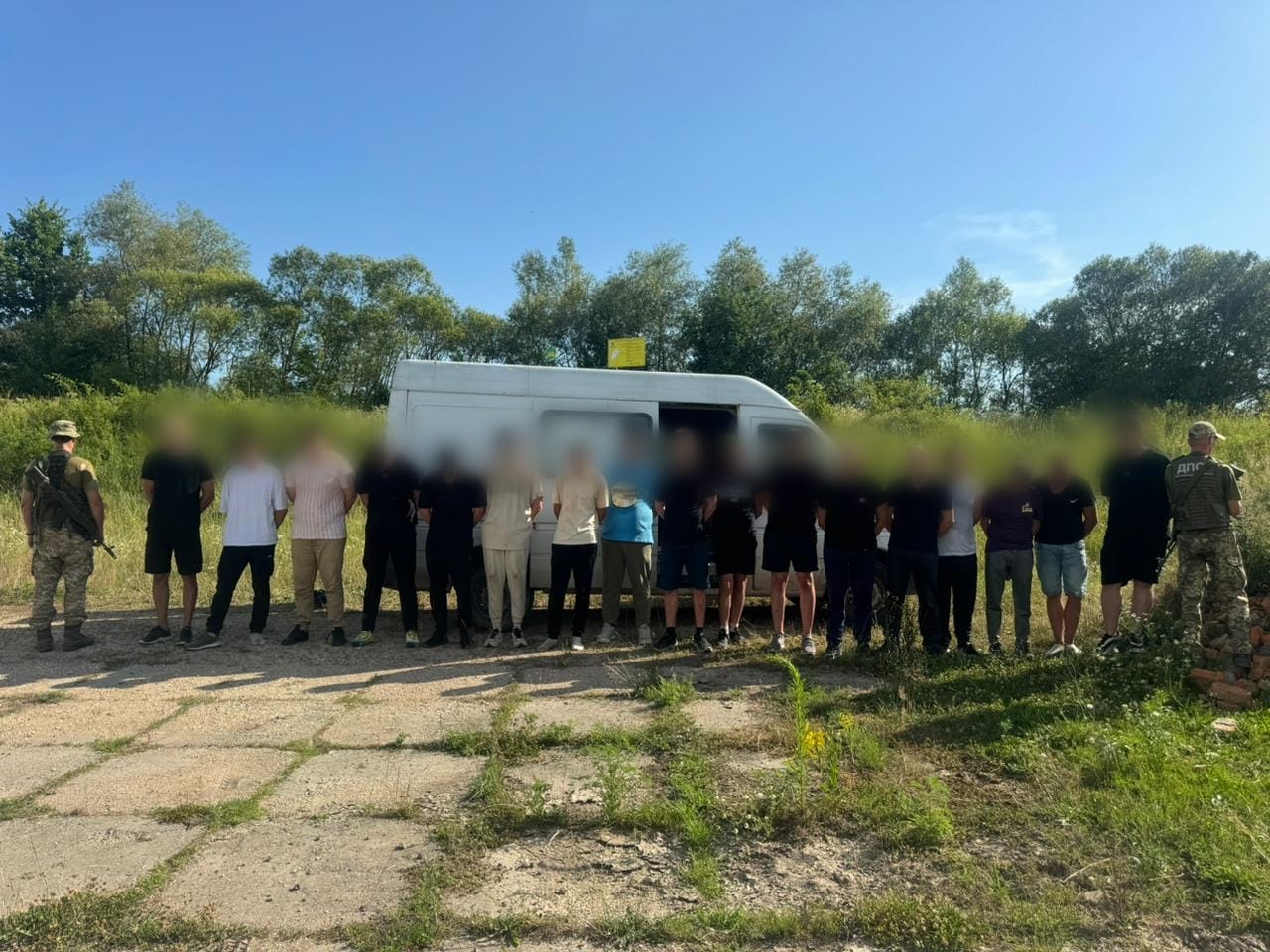 «Пригодницький тур» на кордоні: 17 чоловіків зупинили на шляху до Угорщини (ВІДЕО)
