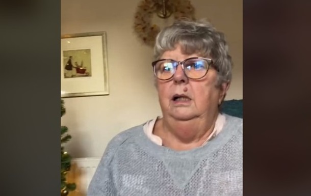 Блогер упаковал обычный спрей в виде вибратора и вручил его матери на глазах у шокированной бабушки.