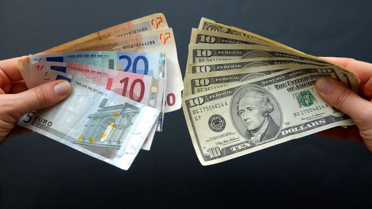 Національний банк України встановив офіційний курс валют на п'ятницю, 8 березня. Так, порівняно з попереднім днем долар США впав на 18 копійок і становить 38,08 гривні.