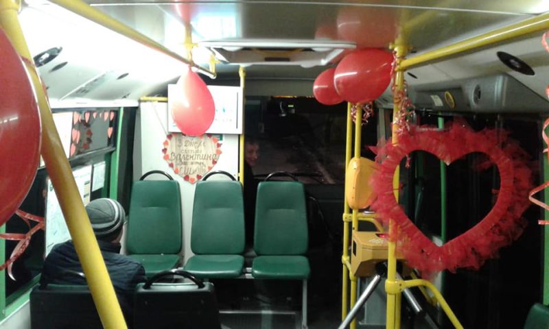 До Дня Святого Валентина у Мукачеві прикрасили рейсовий автобус №3.