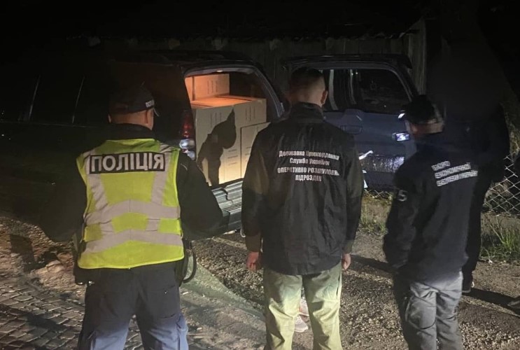 Патрульні поліцейські та прикордонники зупинили автомобіль Toyota в селі Нересниця, Тячівського району, виявивши понад 10 тисяч пачок тютюнових виробів без акцизних марок.