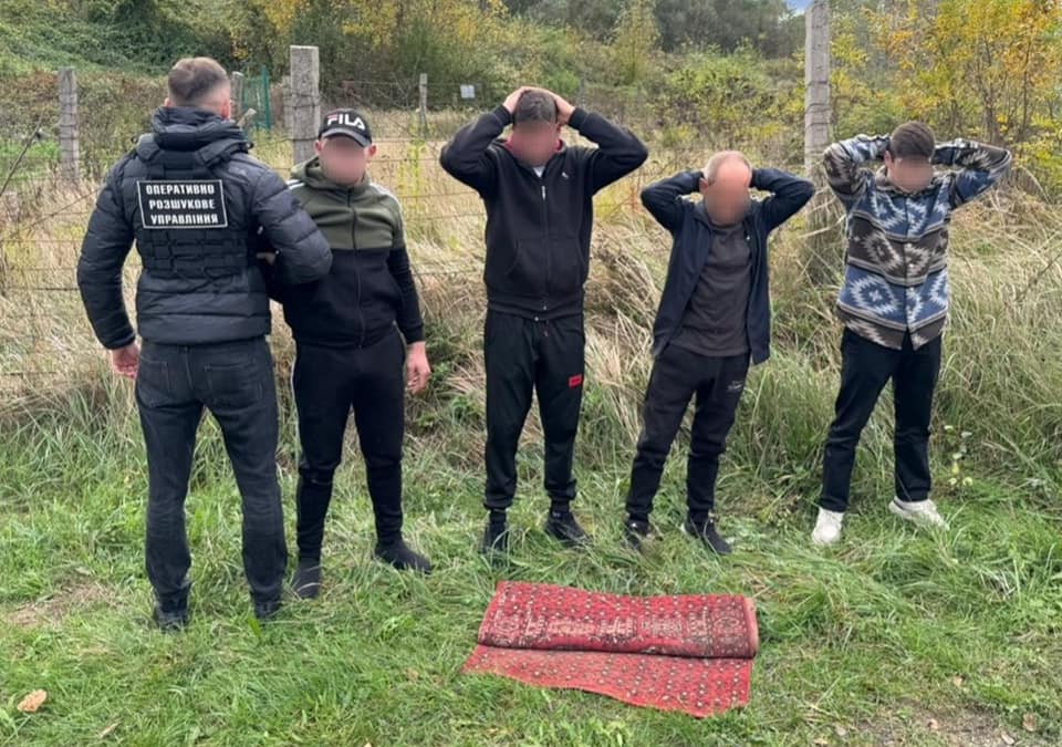 Хотіли "перелетіти" кордон на килимі: на Закарпатті затримали переправників з «туристом» (ФОТО)