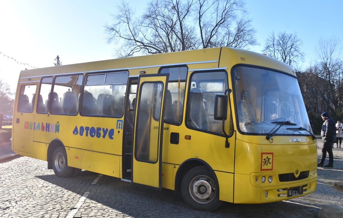 Сім закладів освіти краю отримали новенькі автобуси.