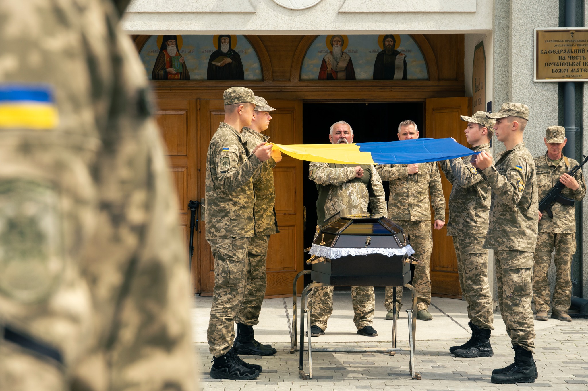 Непоправна втрата: закарпатці провели в останню дорогу полеглого Героя (ФОТО)