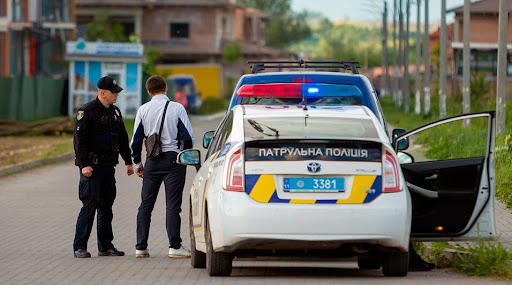 Варто бути пильними: в Україні почали позбавляти прав водіїв за чужі порушення.