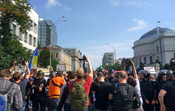 Противники маршу спалили прапор ЛГБТ.
