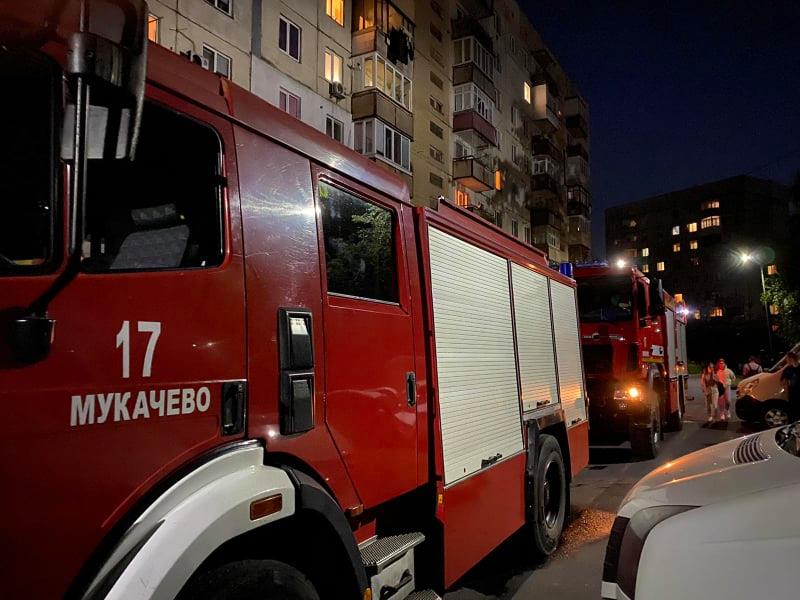 Одна пожежа завдала клопоту двом родинам. У Мукачеві на вул. Росвигівській трапилася пожежа в квартирі дев’ятиповерхового будинку.
