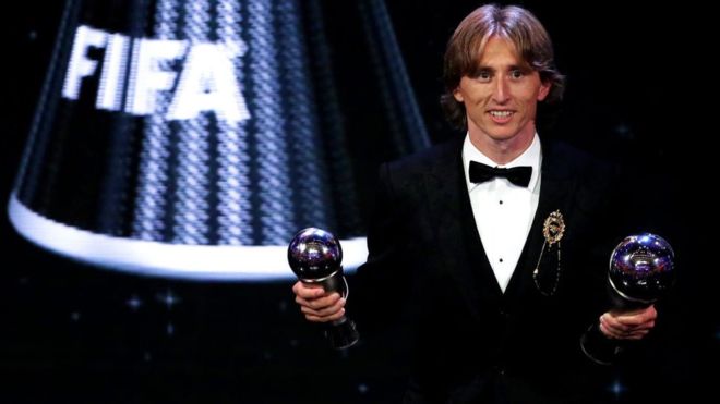 На церемонії The Best FIFA Football Awards у Лондоні капітан збірної Хорватії з футболу Лука Модрич отримав нагороду найкращого гравця сезону за версією FIFA.

