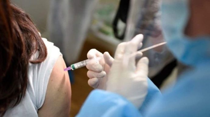 Міністерство охорони здоров’я України затвердило перелік медичних протипоказань та застережень для вакцинації від Covid-19. 