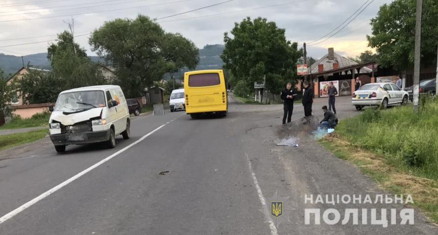 Закарпатські правоохоронці відкрили кримінальне провадження за фактом аварії зі смертельними наслідками в селі Невицьке, що на Ужгородщині. Особу померлої жінки встановлюють.
