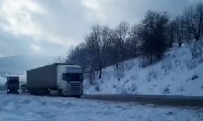 9-го грудня, через сильні снігопади тимчасово був обмежений рух для великогабаритного автотранспорту на ділянці автошляху Чоп-Київ.