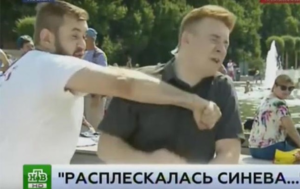 Російська поліція порушила кримінальну справу про побої через напад невідомого у футболці з написом 