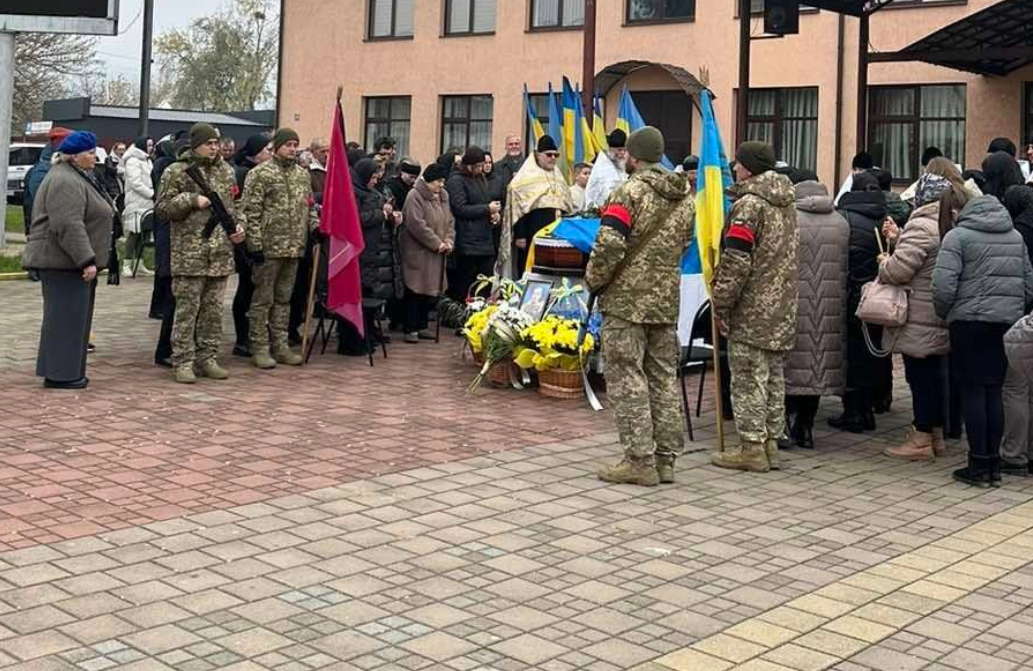 Серце розривається з середини: на Закарпатті прощалися із загиблим Героєм (ФОТО)