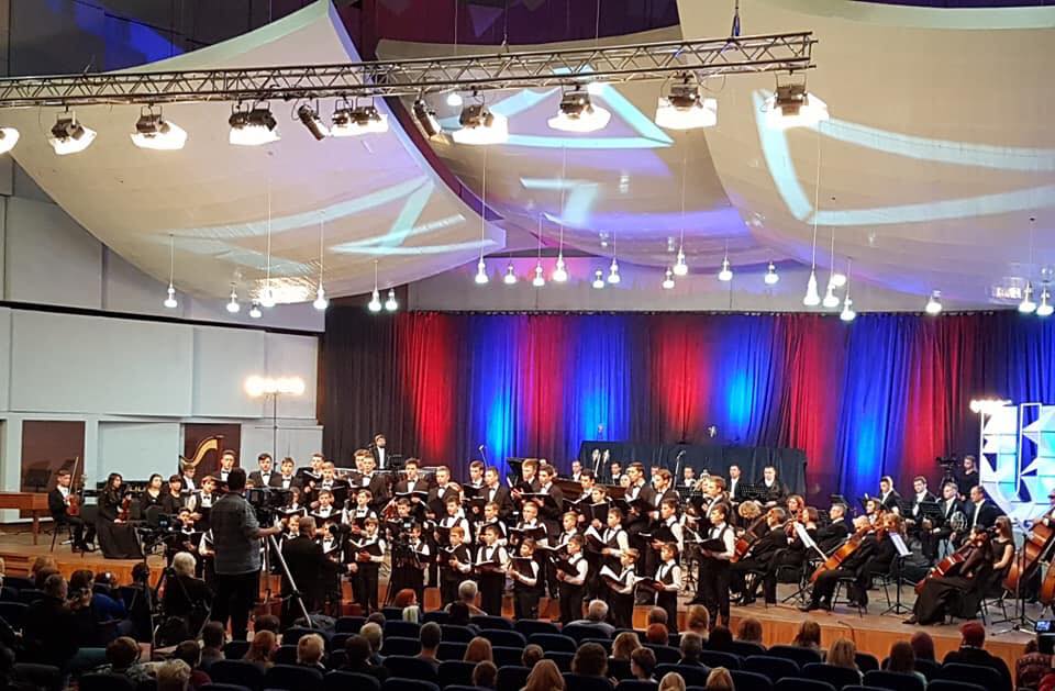 З нагоди 35-річчя заснування хор хлопчиків та юнаків Мукачівської хорової школи розпочав цикл ювілейних концертних програм зі столиці України.