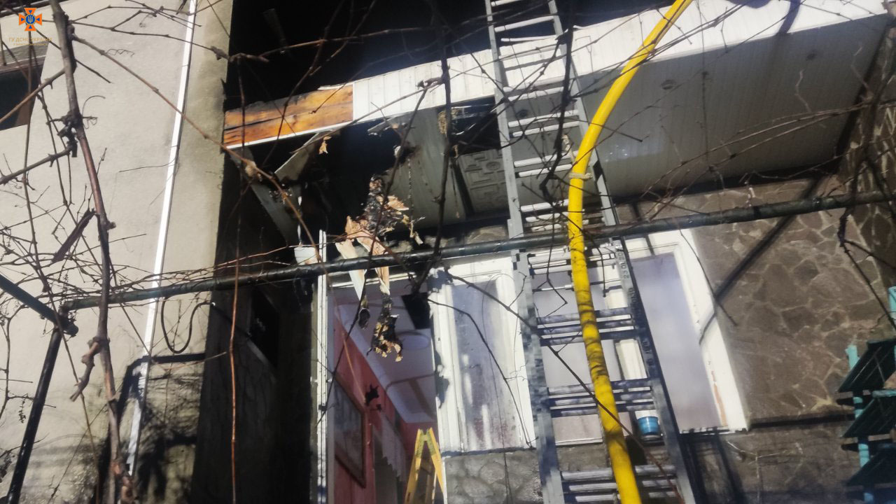 Вчора ввечері у місті Виноградів Берегівського району на вулиці Героїв Маріуполя сталось займання даху над житловим будинком.