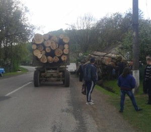 Вчора, 19 квітня, у селі Верхній Ясенів, що на Верховинщині, трапилась дорожньо-транспортна пригода, яка ледь не завершилась трагедією.


