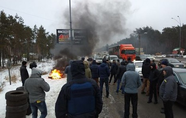 Активисты, поддерживающие закон об изменениях в Таможенный кодекс относительно авто на иностранной регистрации, собираются сегодня блокировать все въезды в Киев. 