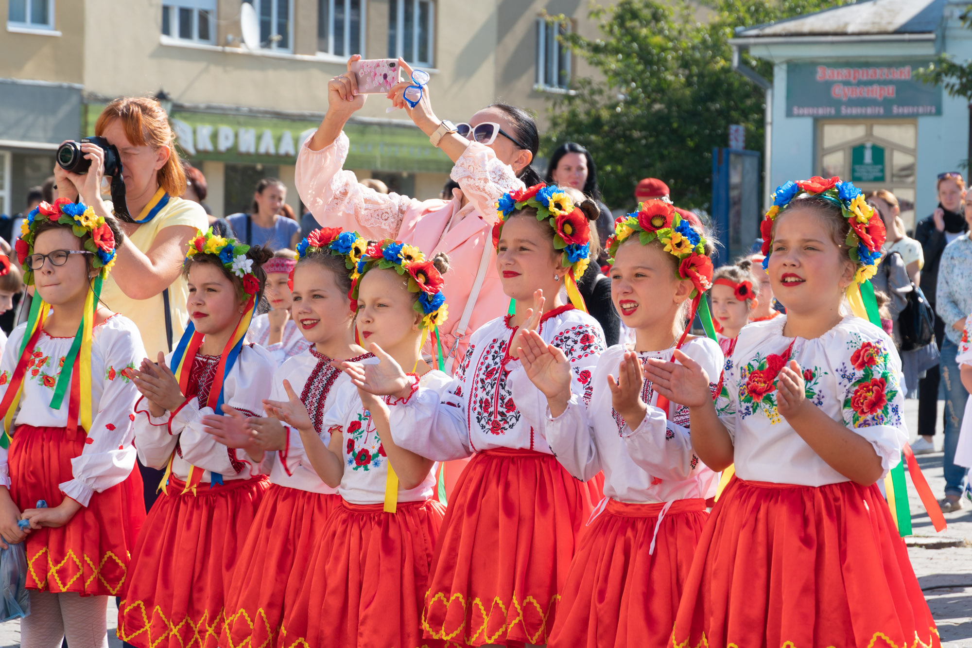 Самые юные ужгородцы первыми поздравили родной город с днем рождения праздничным концертом на Театральной площади.