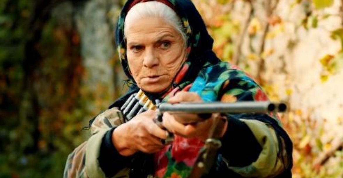 “ТЦК як вітром здуло”: жінка з рушницею відбила чоловіка та стала зіркою в мережі (ВІДЕО)