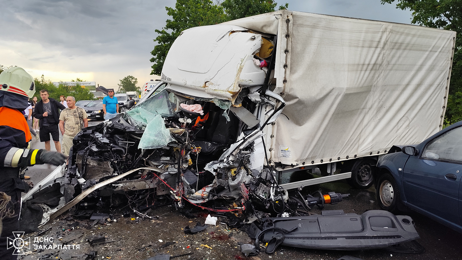 Жахлива автотроща на Закарпатті: 5 постраждалих, а  водія визволяли з металевої пастки! (ФОТО)