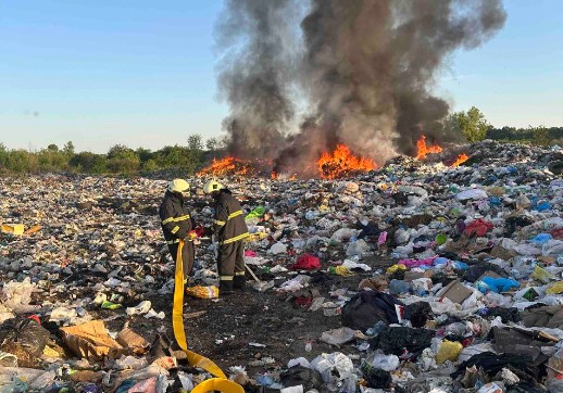 Рятувальники з Чопа та Великої Доброні борються з великою пожежею на місцевому сміттєзвалищі, де “море” сміття сягає 1,8 метра. Одна людина з опіками рук була знайдена на місці.