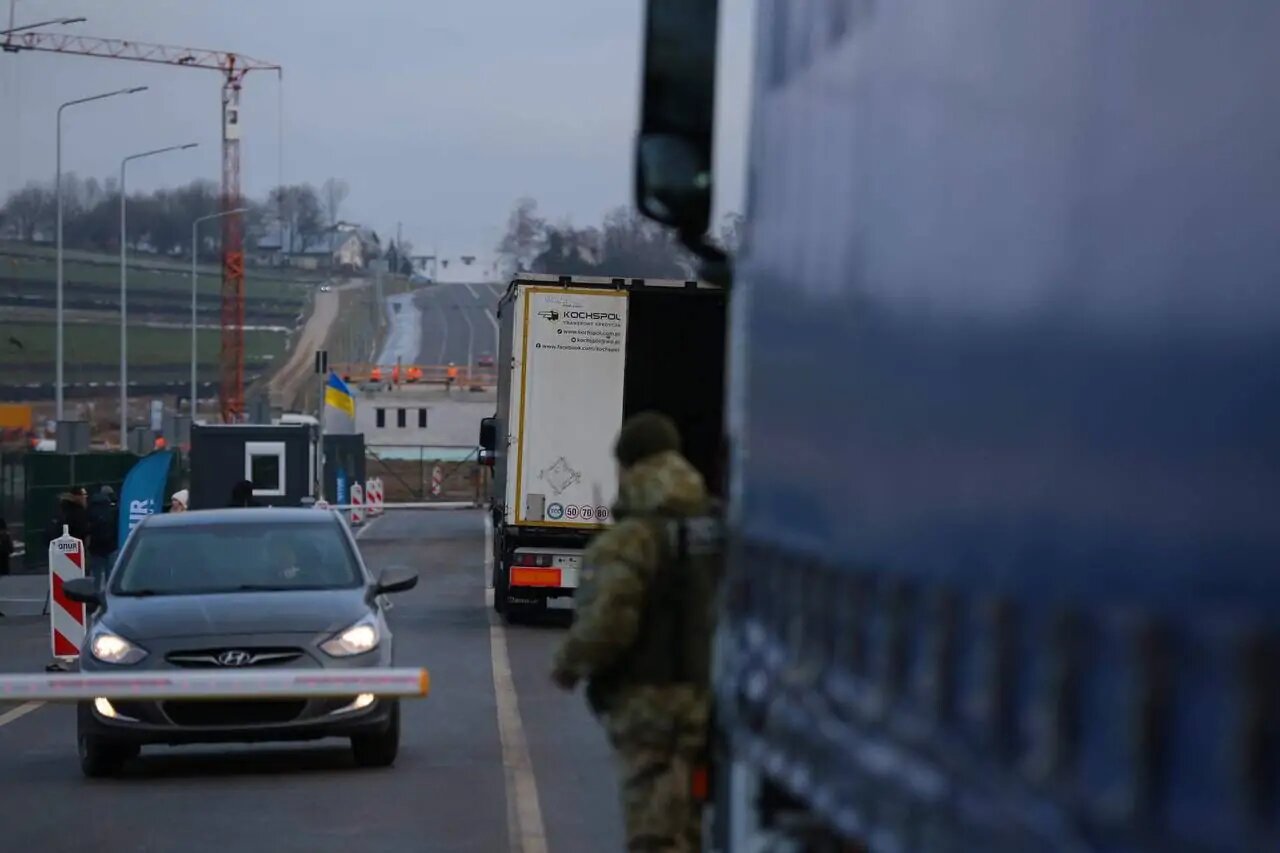 Станом на ранок 14 березня рух вантажівок у сторону Польщі здійснюється лише на пункті пропуску 