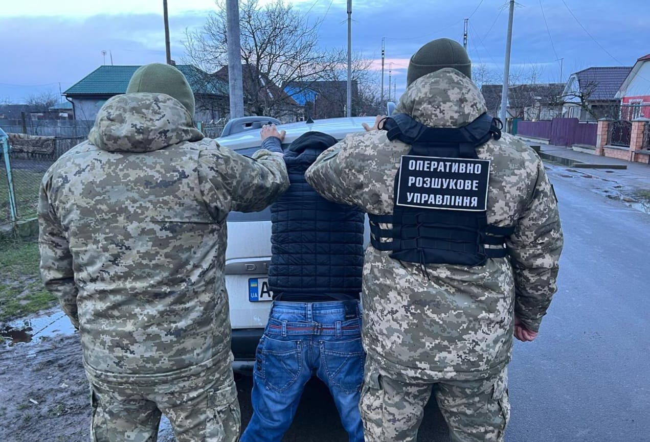 Переховувався від правоохоронців у бараках: в Ужгороді затримали ухилянта-переправника (ФОТО)