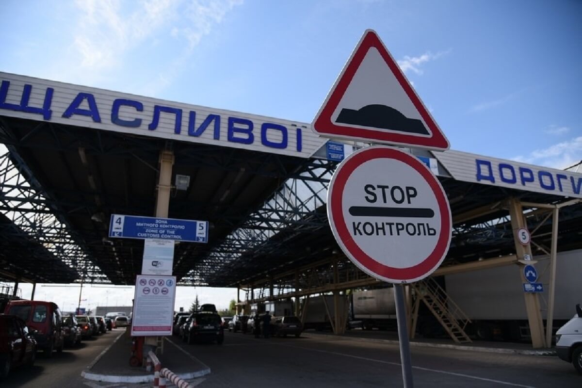 Польські прикордонники з пункту пропуску «Краковець-Корчова» на українсько-польському кордоні затримали 33-річного українця, який був у міжнародному розшуку за кіберзлочинність.
