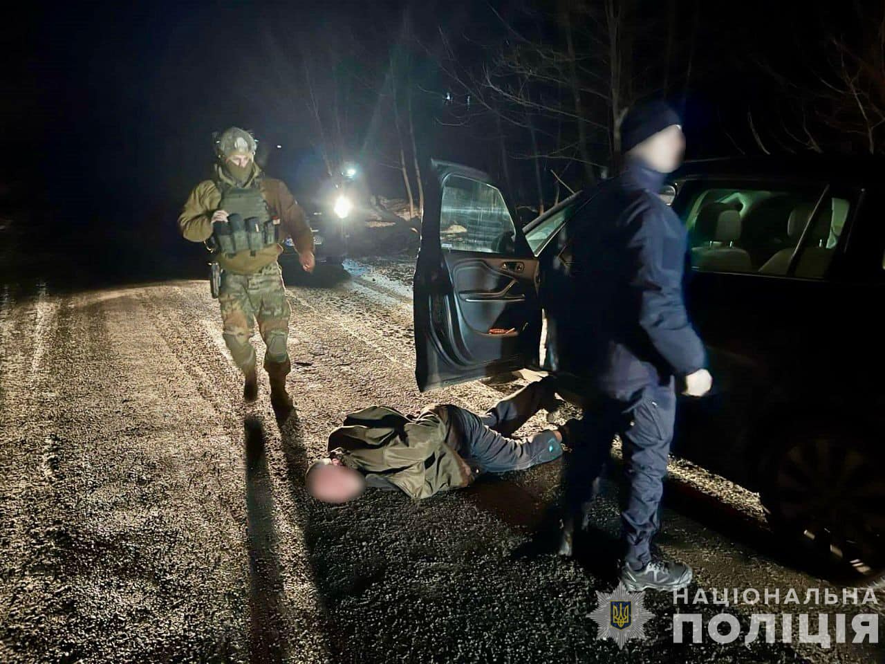 Правоохоронці впіймали фігуранта в селі Новоселиця, коли він саме транспортував свого клієнта до лінії кордону.