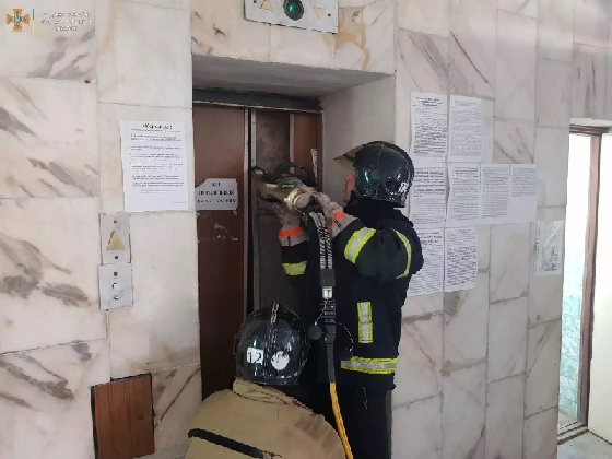 Вчора свалявським рятувальникам довелося визволяти пацієнтів міської поліклініки з ліфта, який застряг, не доїхавши до першого поверху.