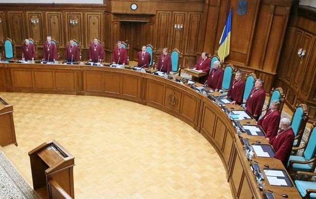 Парламент одобрил в первом чтении предусмотрены проектом закона 5336-1 зарплаты и пенсии судьям Конституционного Суда Украины, которые измеряются сотнями тысяч гривен в месяц. 
