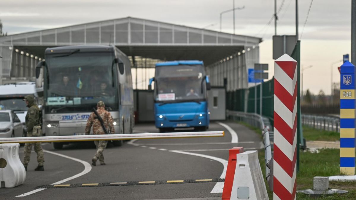 At the Medyka-Shehyni checkpoint on the Ukrainian-Polish border , the blocking of bus traffic has begun.