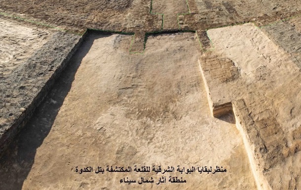 Руїни фахівці датують часами правління XXVI династії фараонів. Ширина стін доходить до 11 метрів.