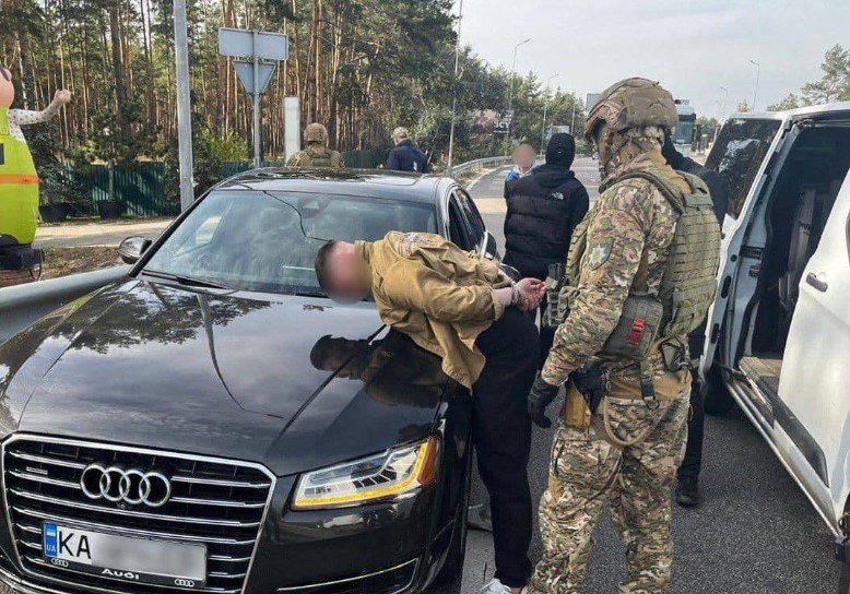 За матеріалами поліції Закарпаття, 35-річного киянина, який ошукав матір загиблого військовослужбовця на 7,5 мільйонів гривень, судитимуть за шахрайство.
