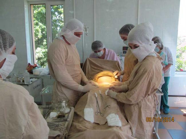 Молода мама померла після пологів: на Закарпатті завідуючу пологового відділення звинувачують у смерті пацієнтки
