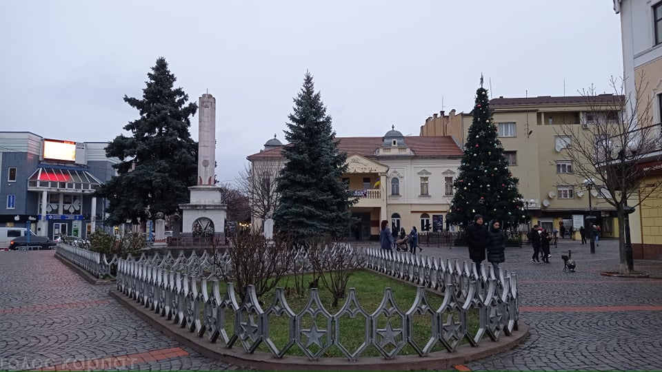 У центрі Мукачева вже змонтували та прикрасили головну новорічну ялинку міста
