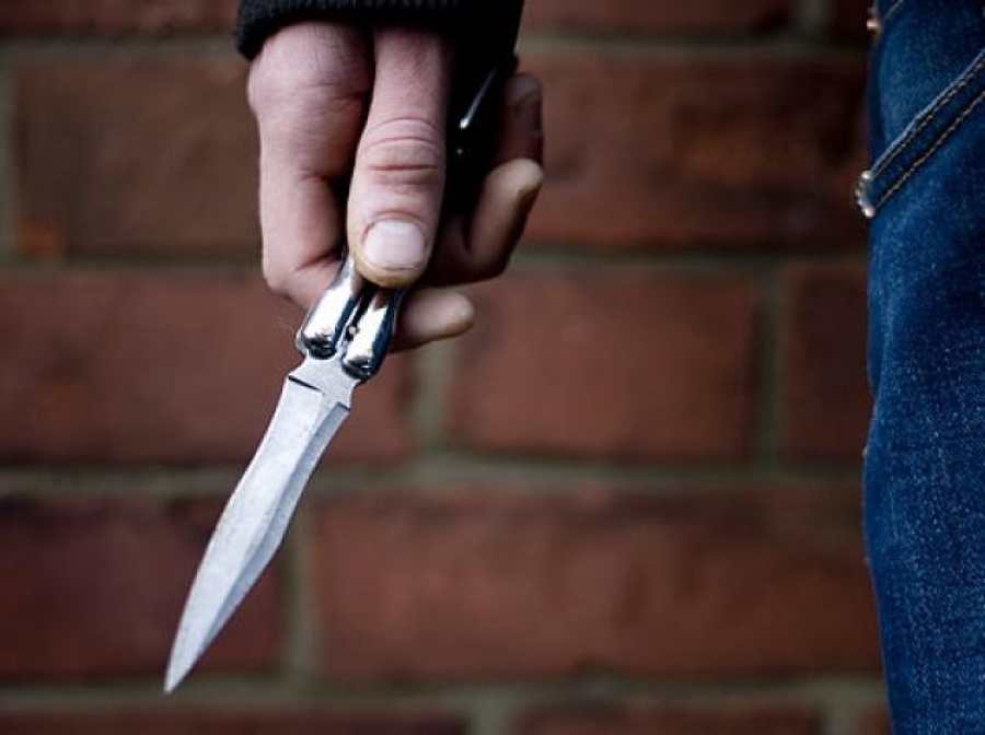 В Мукачево 24-летний парень ударил ножом в живот своего 34-летнего знакомого. Пострадавший госпитализирован, а нападавший доставлен в горотдел милиции.